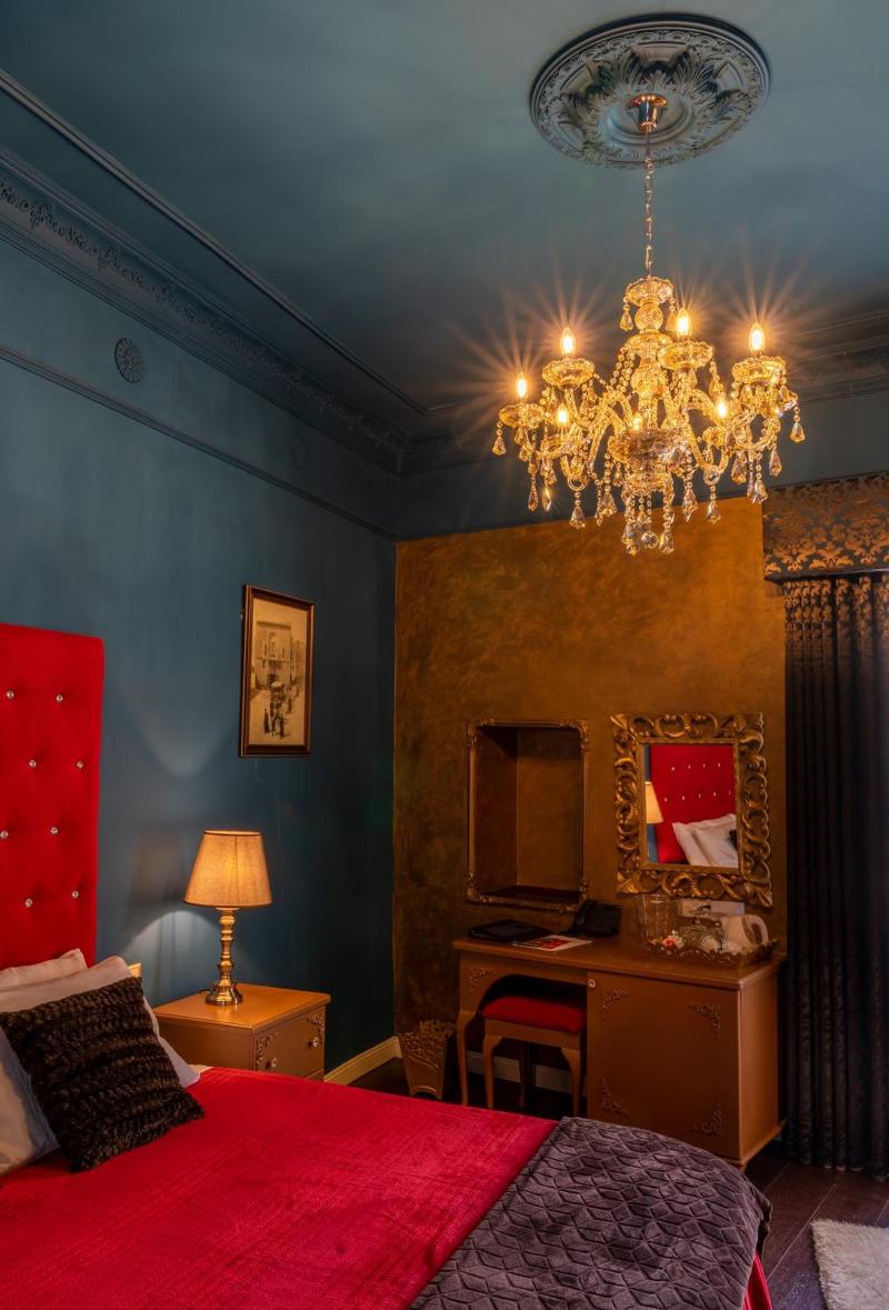 Julina Boutique Living image