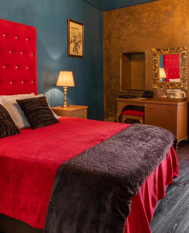 Julina Boutique Living image