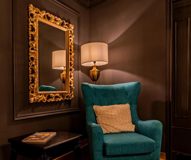 Julina Boutique Living image
