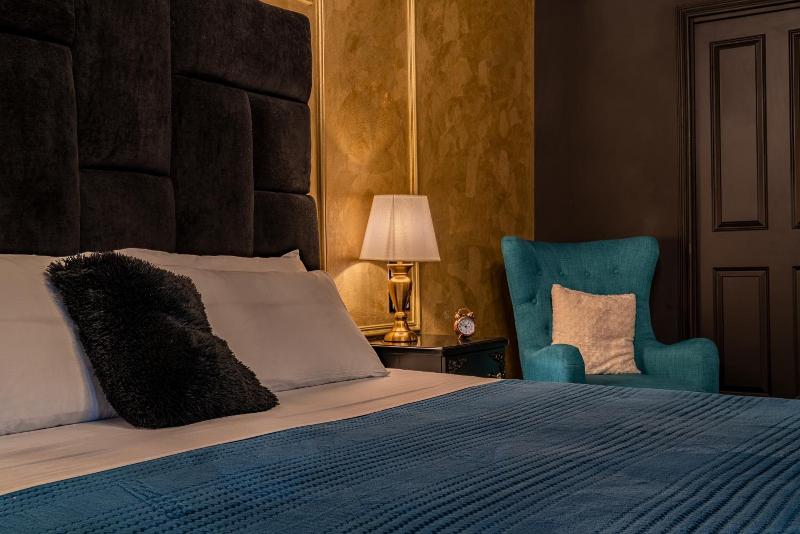 Julina Boutique Living image