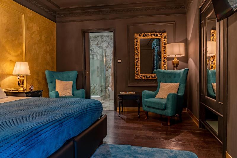 Julina Boutique Living image