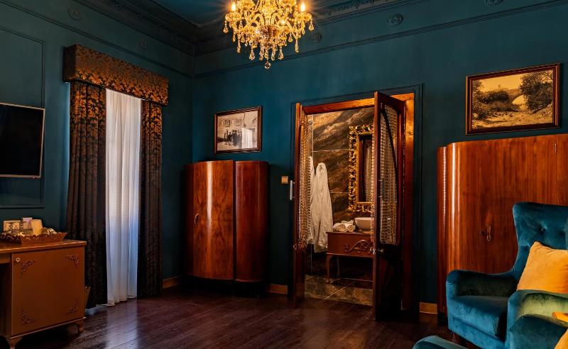 Julina Boutique Living image