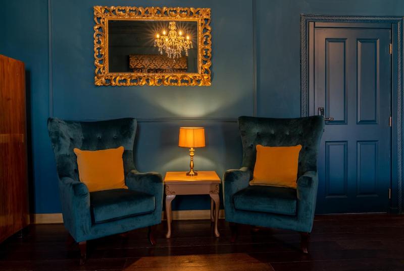 Julina Boutique Living image