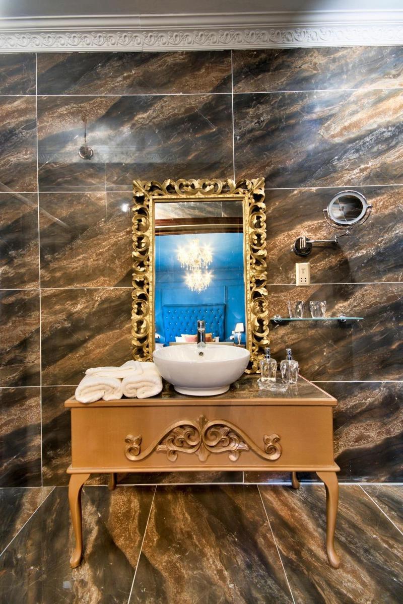 Julina Boutique Living image
