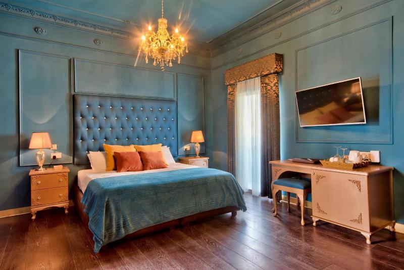 Julina Boutique Living image