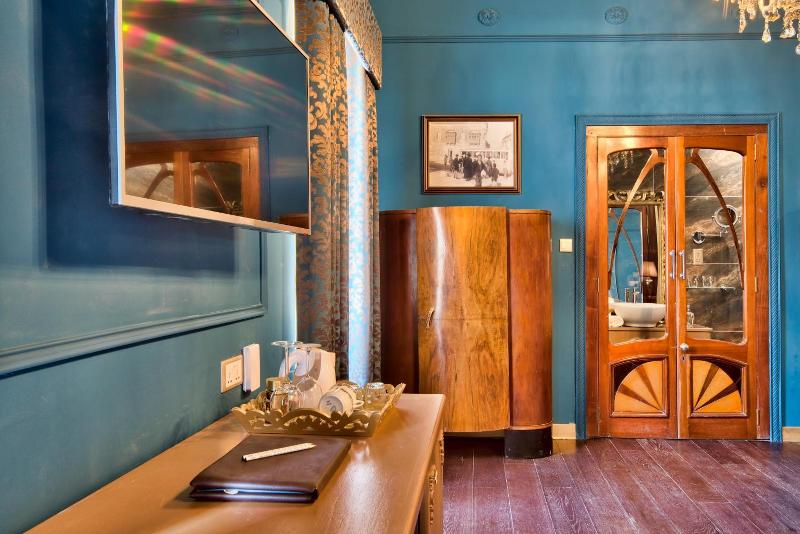 Julina Boutique Living image