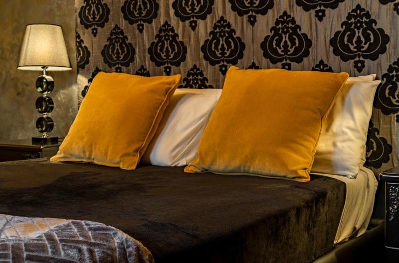 Julina Boutique Living image