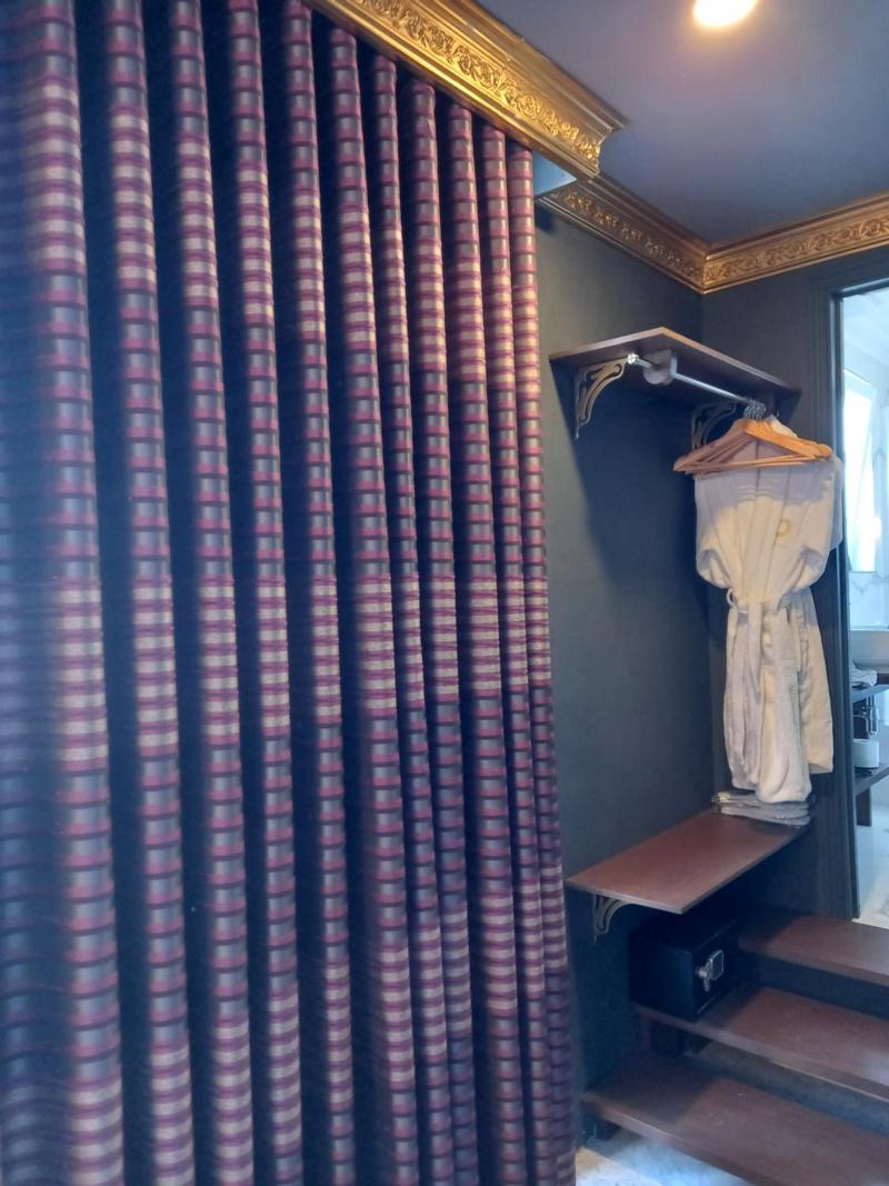 Julina Boutique Living image