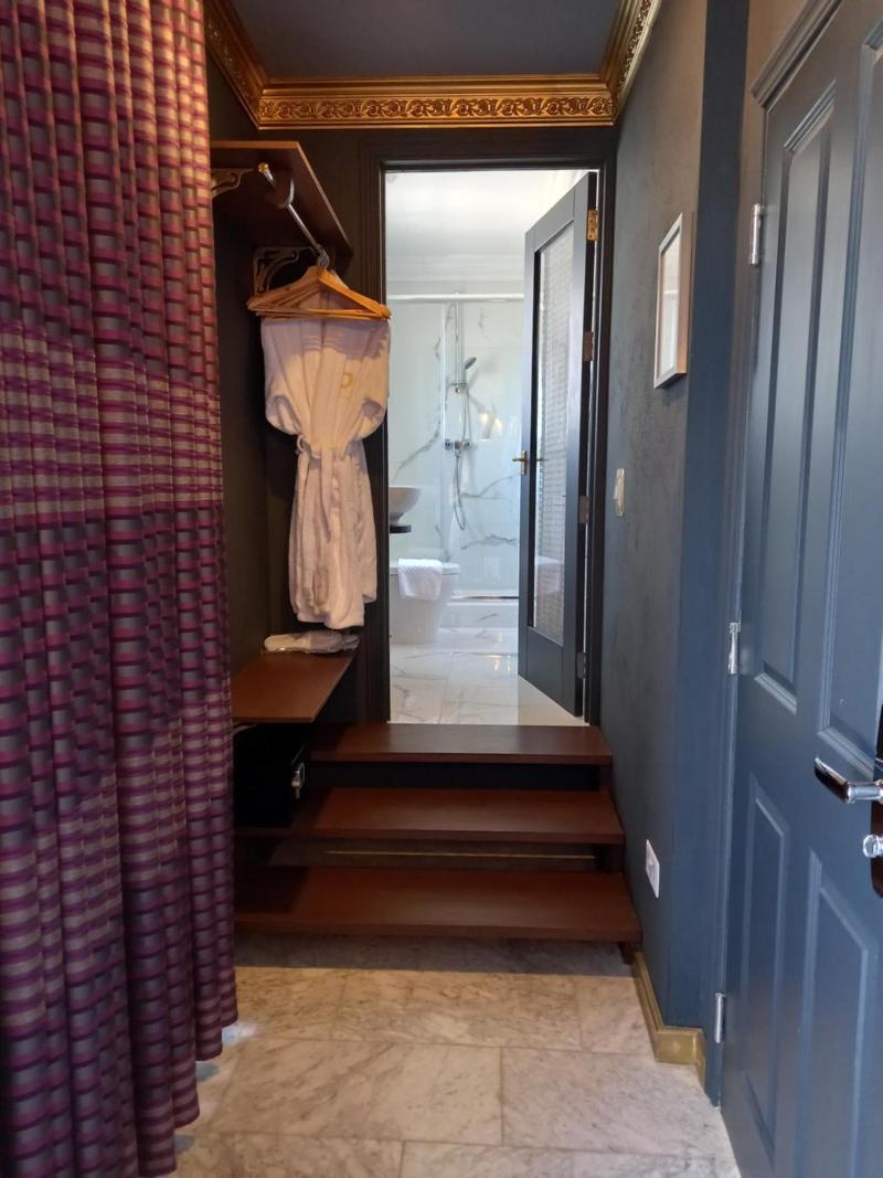 Julina Boutique Living image