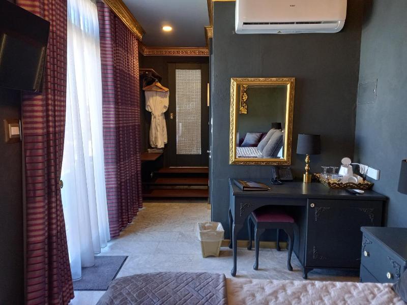 Julina Boutique Living image