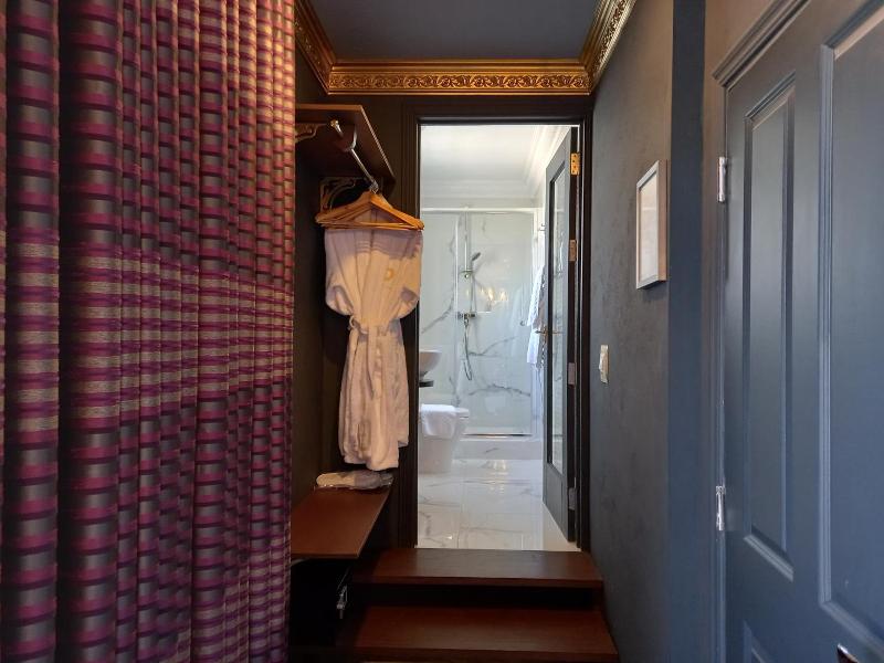 Julina Boutique Living image