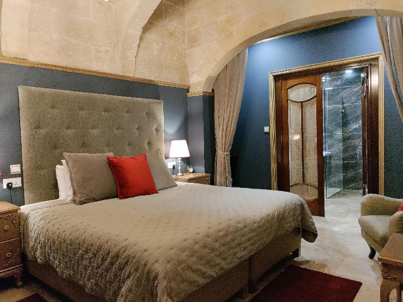 Julina Boutique Living image
