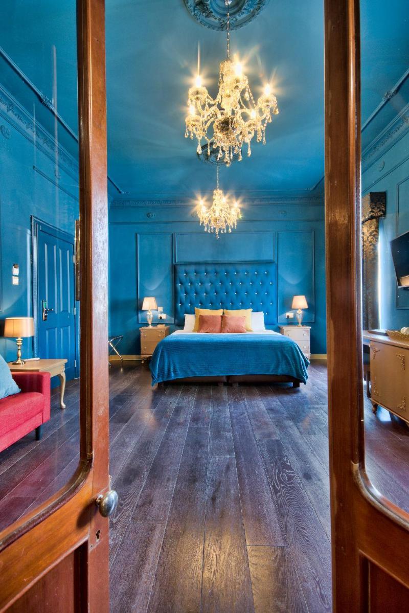 Julina Boutique Living image