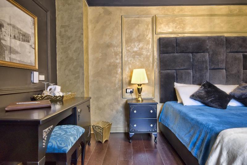 Julina Boutique Living image