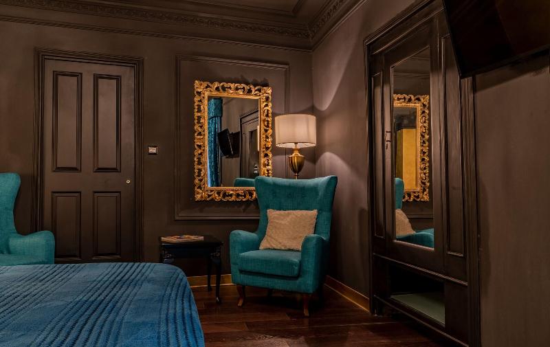 Julina Boutique Living image