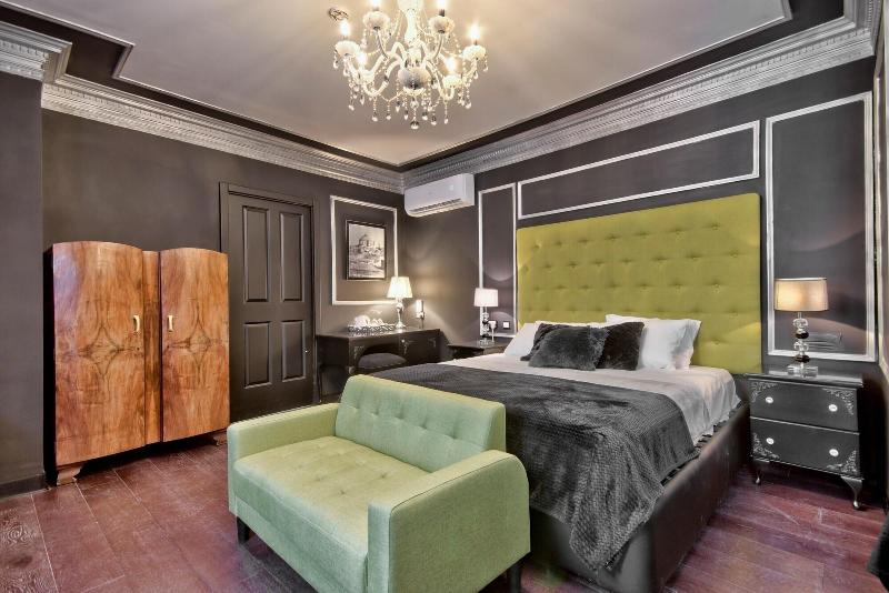 Julina Boutique Living image
