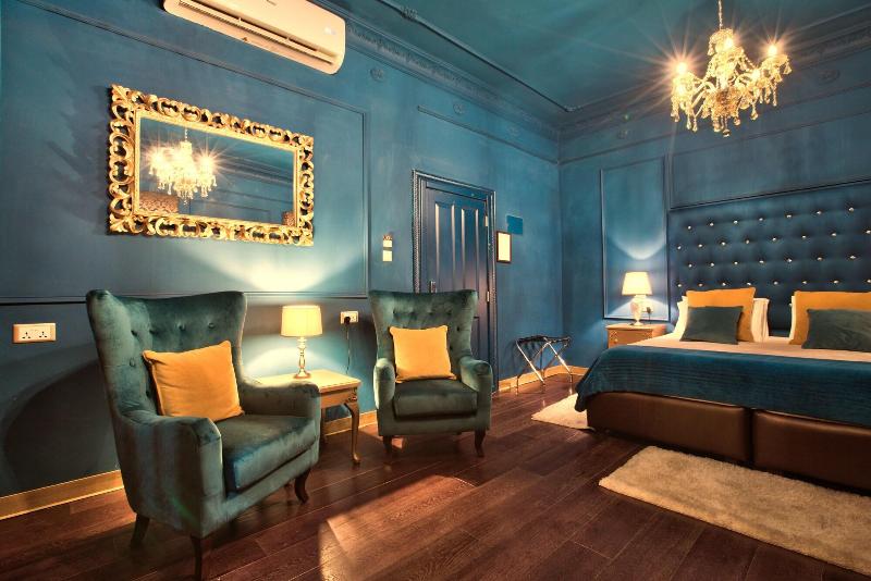 Julina Boutique Living image