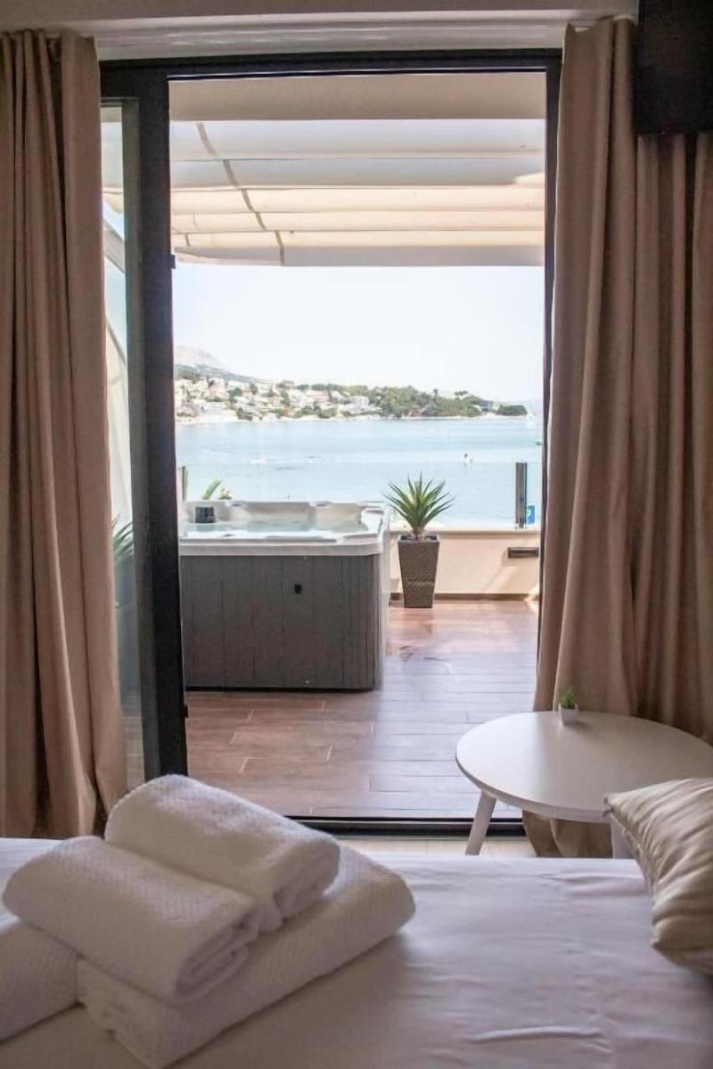 Luxury Rooms Seven image