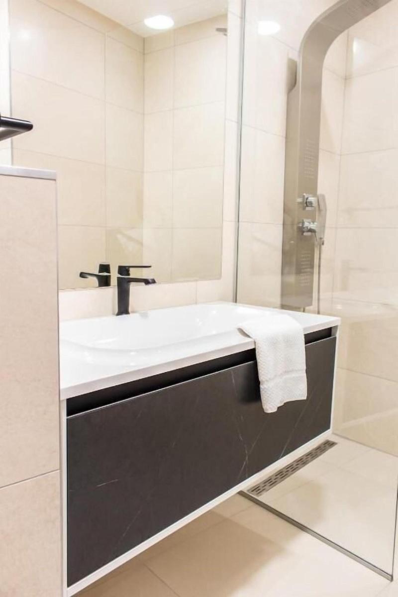 Luxury Rooms Seven image