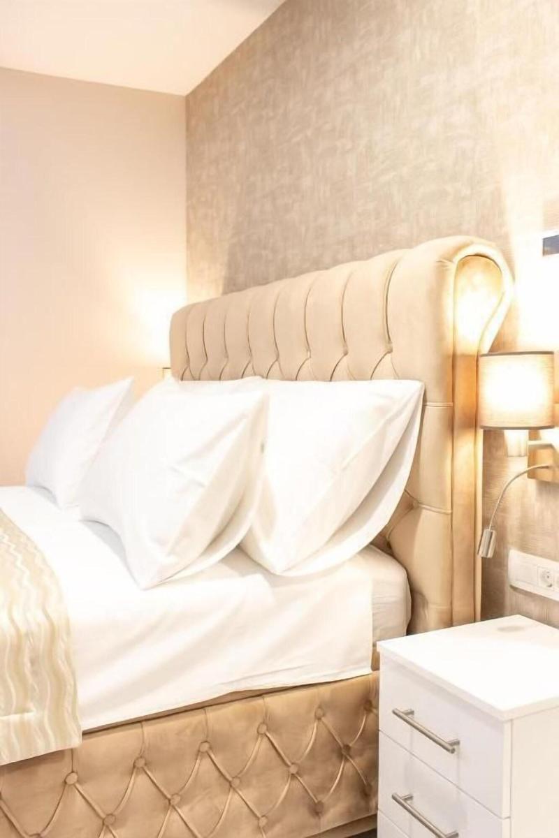 Luxury Rooms Seven image