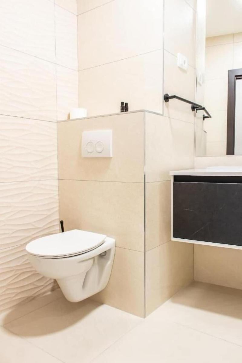 Luxury Rooms Seven image