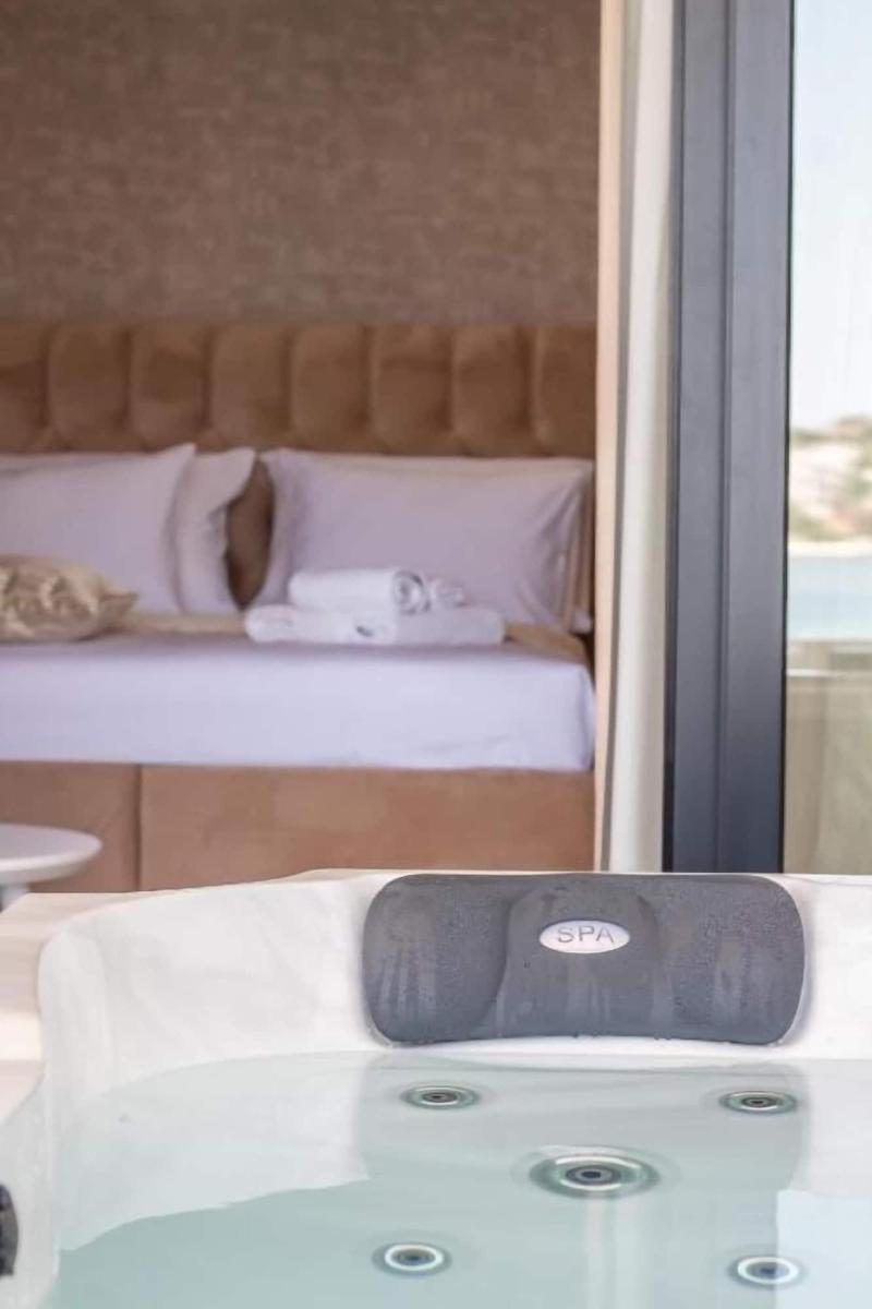 Luxury Rooms Seven image