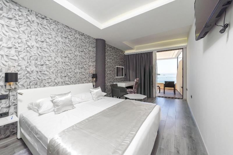 Luxury Rooms Seven image