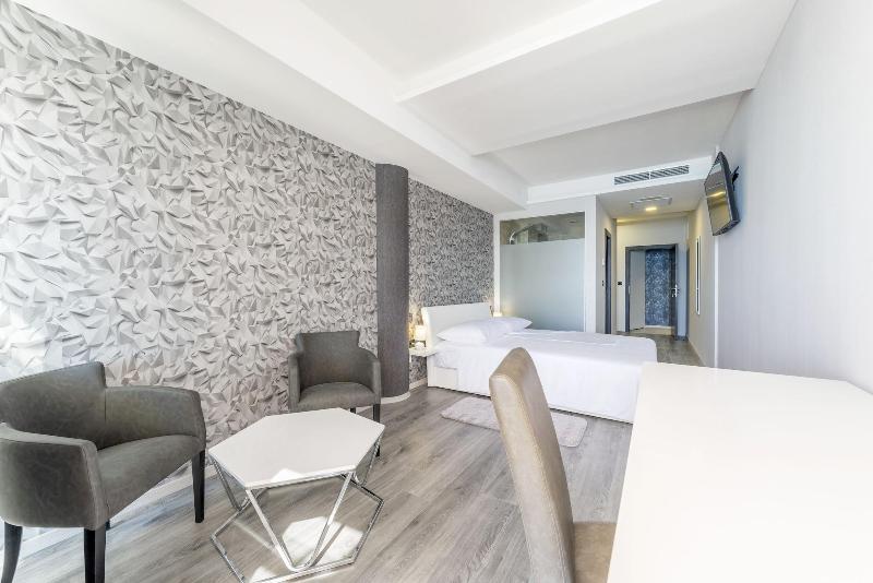 Luxury Rooms Seven image