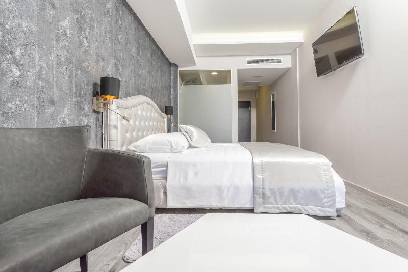 Luxury Rooms Seven image