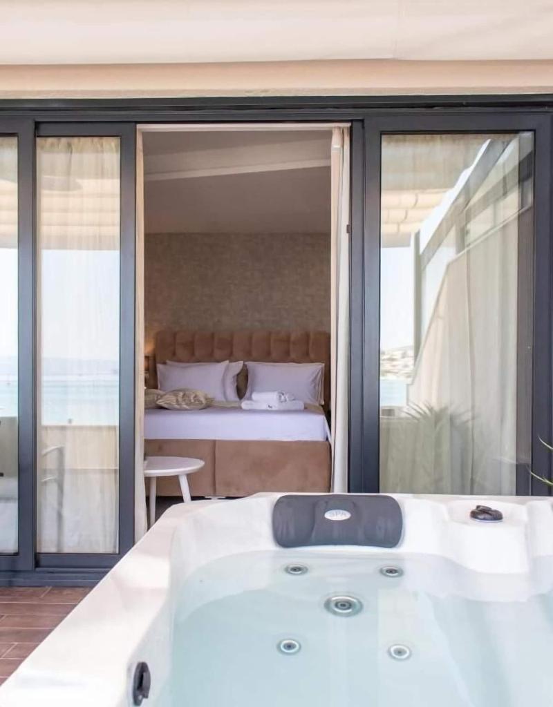 Luxury Rooms Seven image