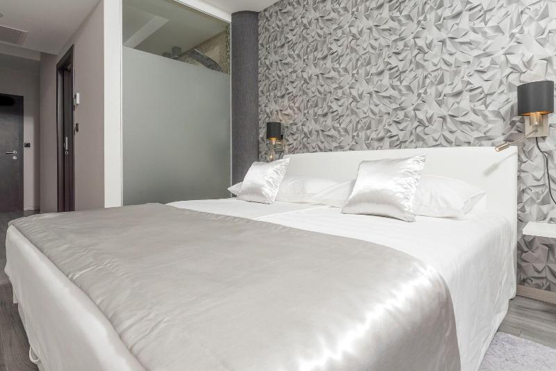 Luxury Rooms Seven image