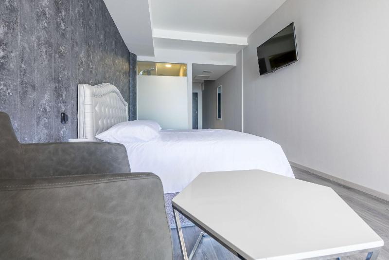 Luxury Rooms Seven image
