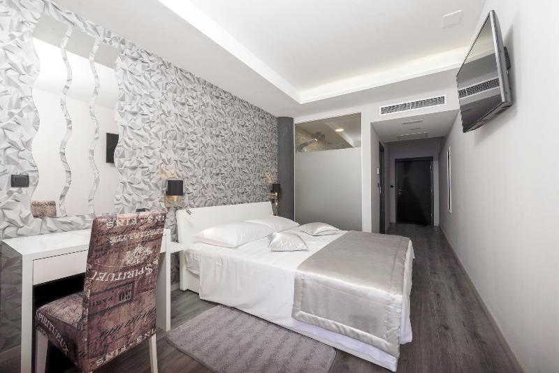 Luxury Rooms Seven image