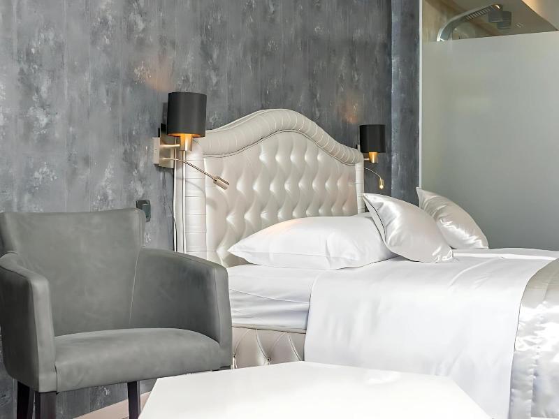 Luxury Rooms Seven image