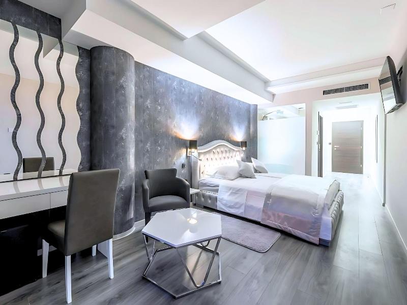 Luxury Rooms Seven image