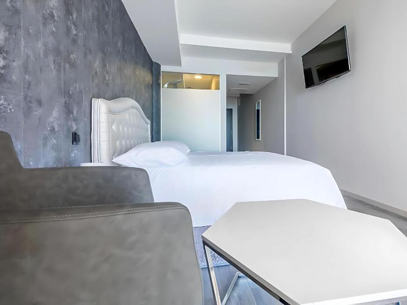 Luxury Rooms Seven image
