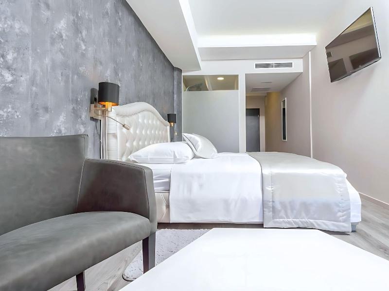 Luxury Rooms Seven image