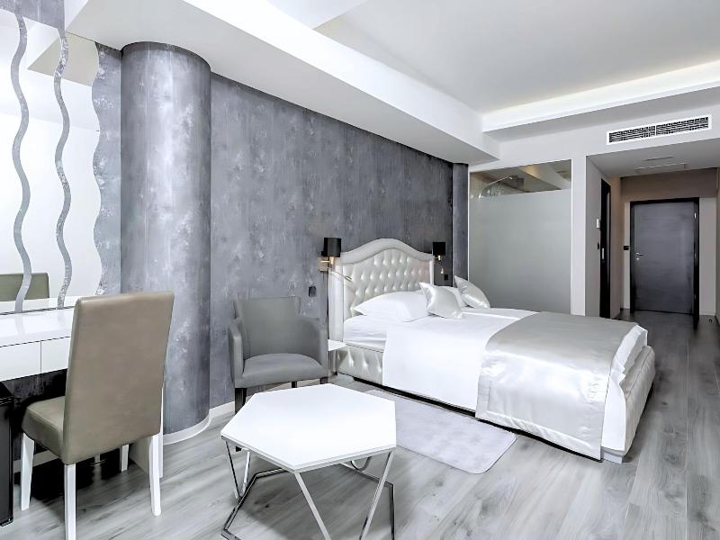Luxury Rooms Seven image