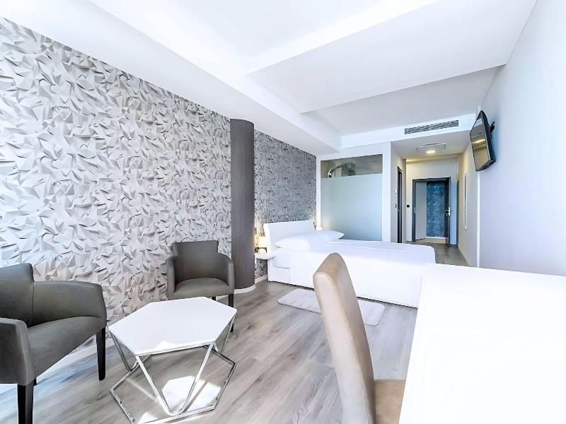Luxury Rooms Seven image