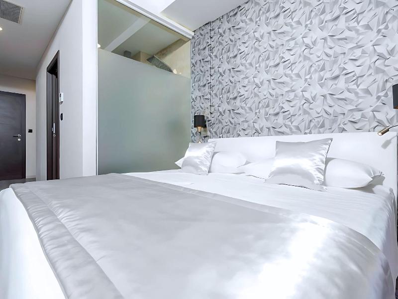 Luxury Rooms Seven image