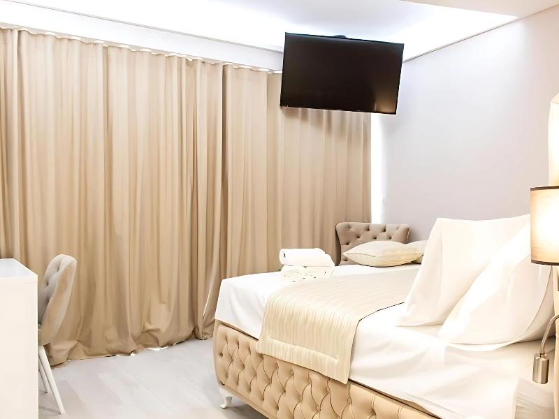 Luxury Rooms Seven image