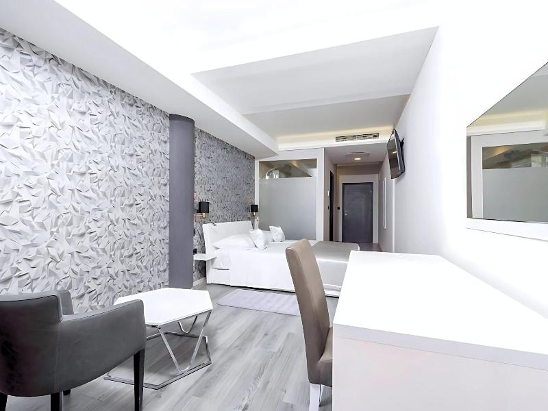 Luxury Rooms Seven image