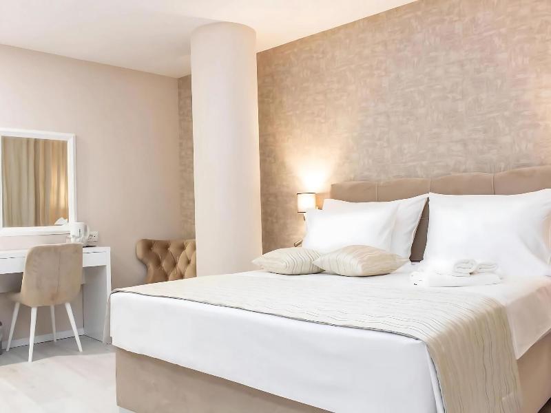 Luxury Rooms Seven image
