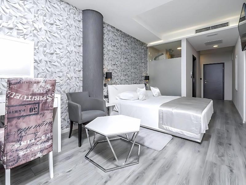 Luxury Rooms Seven image