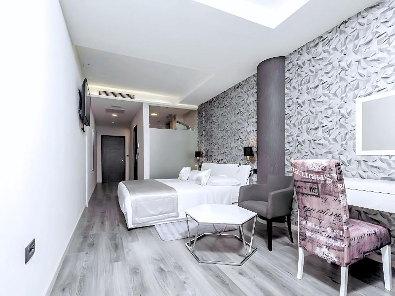 Luxury Rooms Seven image