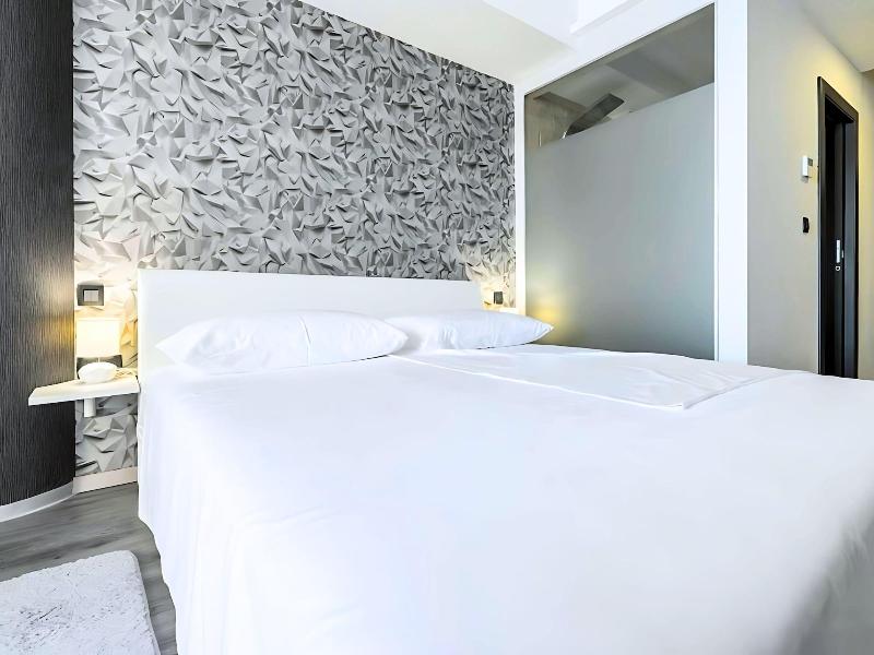 Luxury Rooms Seven image