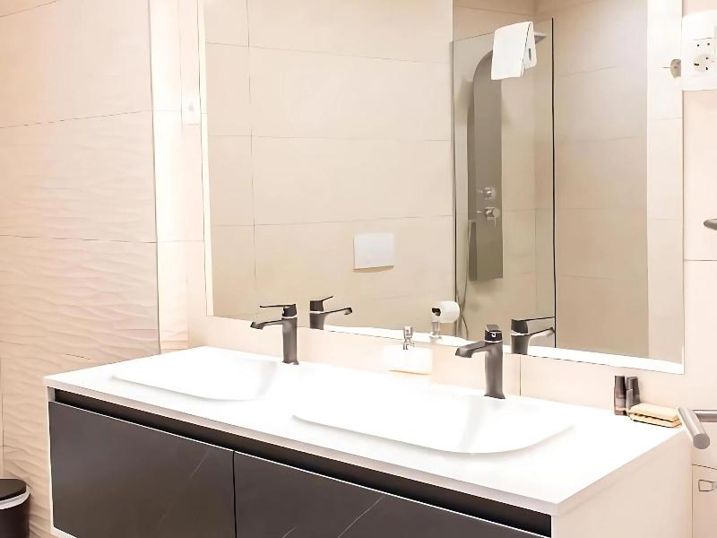 Luxury Rooms Seven image
