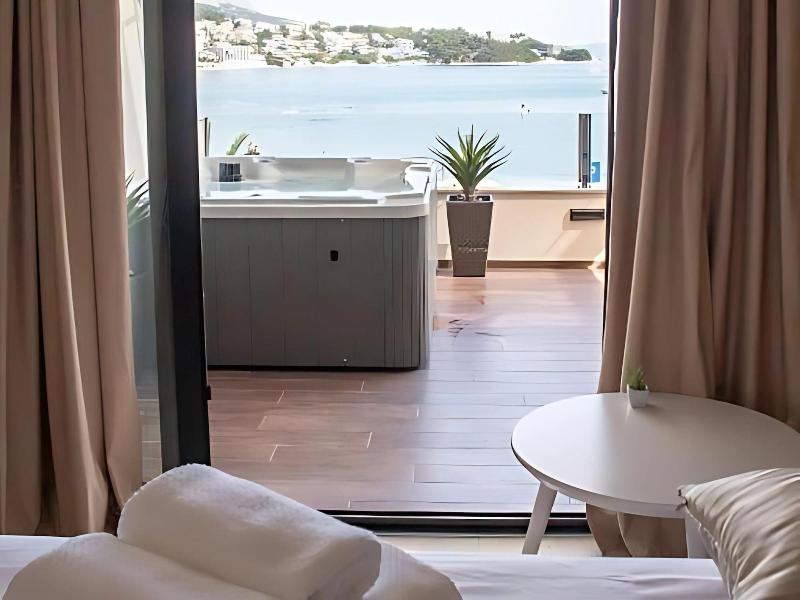 Luxury Rooms Seven image