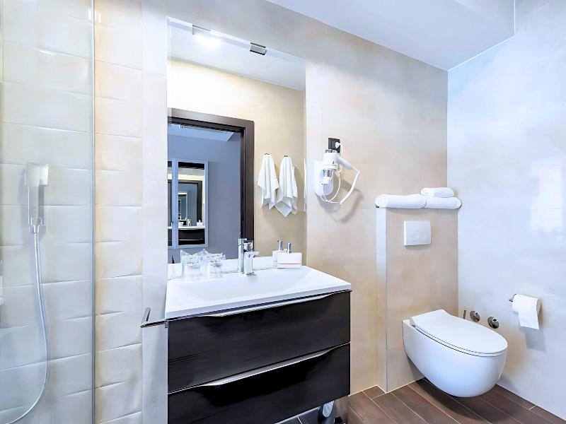 Luxury Rooms Seven image