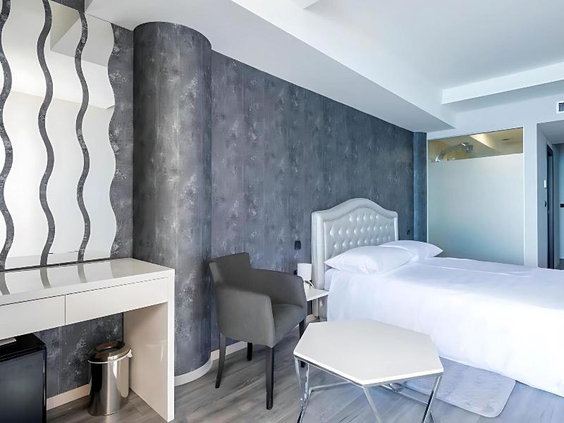 Luxury Rooms Seven image